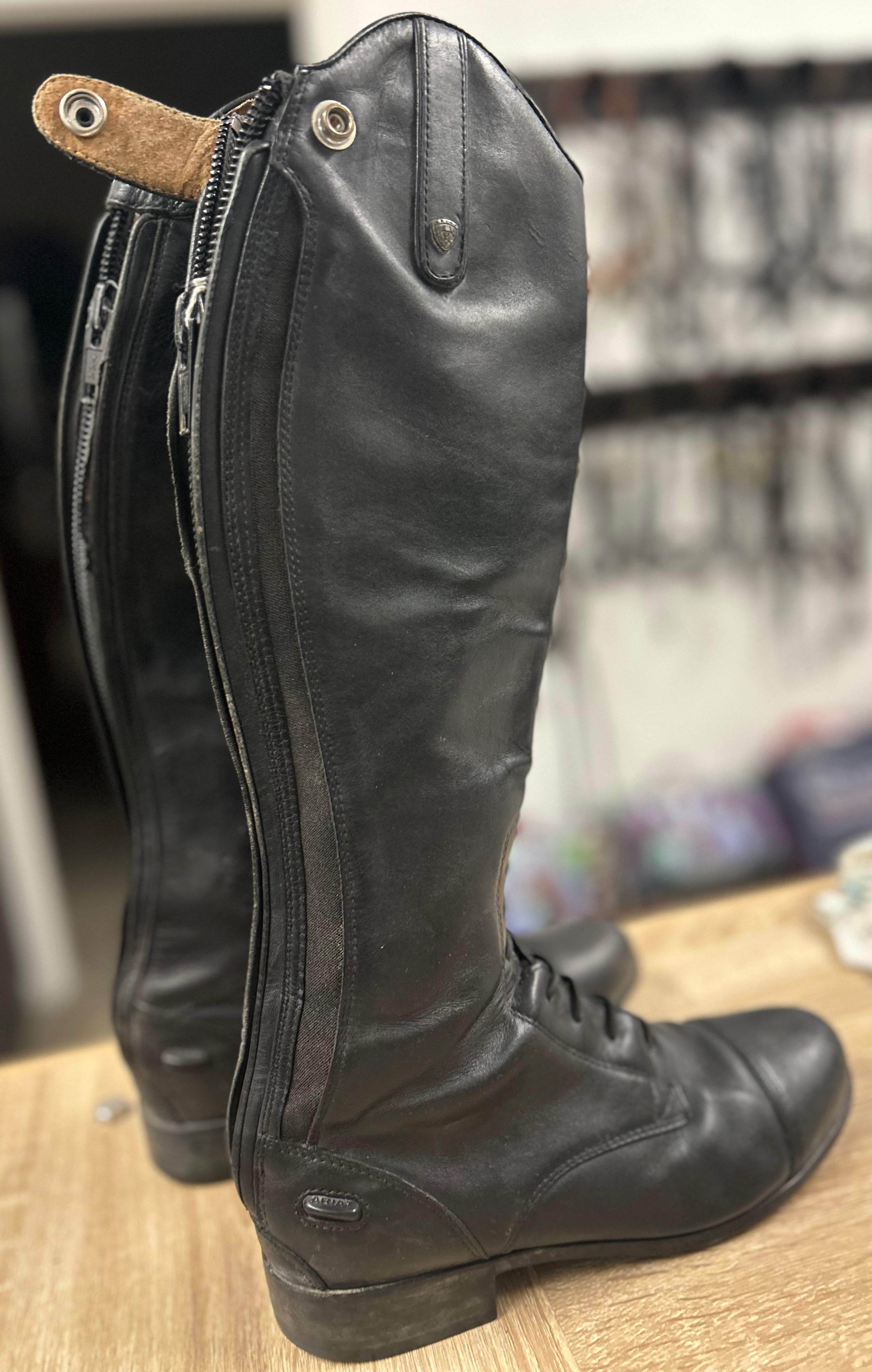 Ariat Field Boots Black Size 4, x slim, short. Kids Used