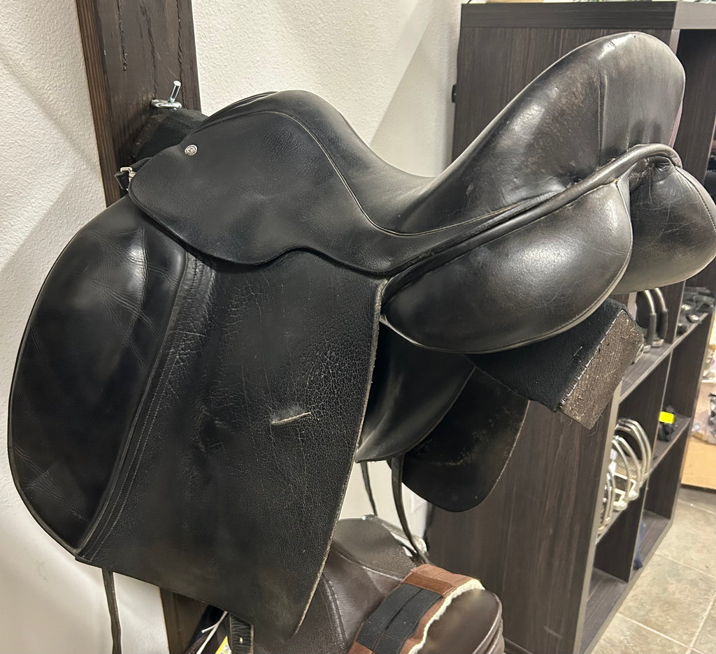 Dressage saddle 16.5 Custom Saddlery